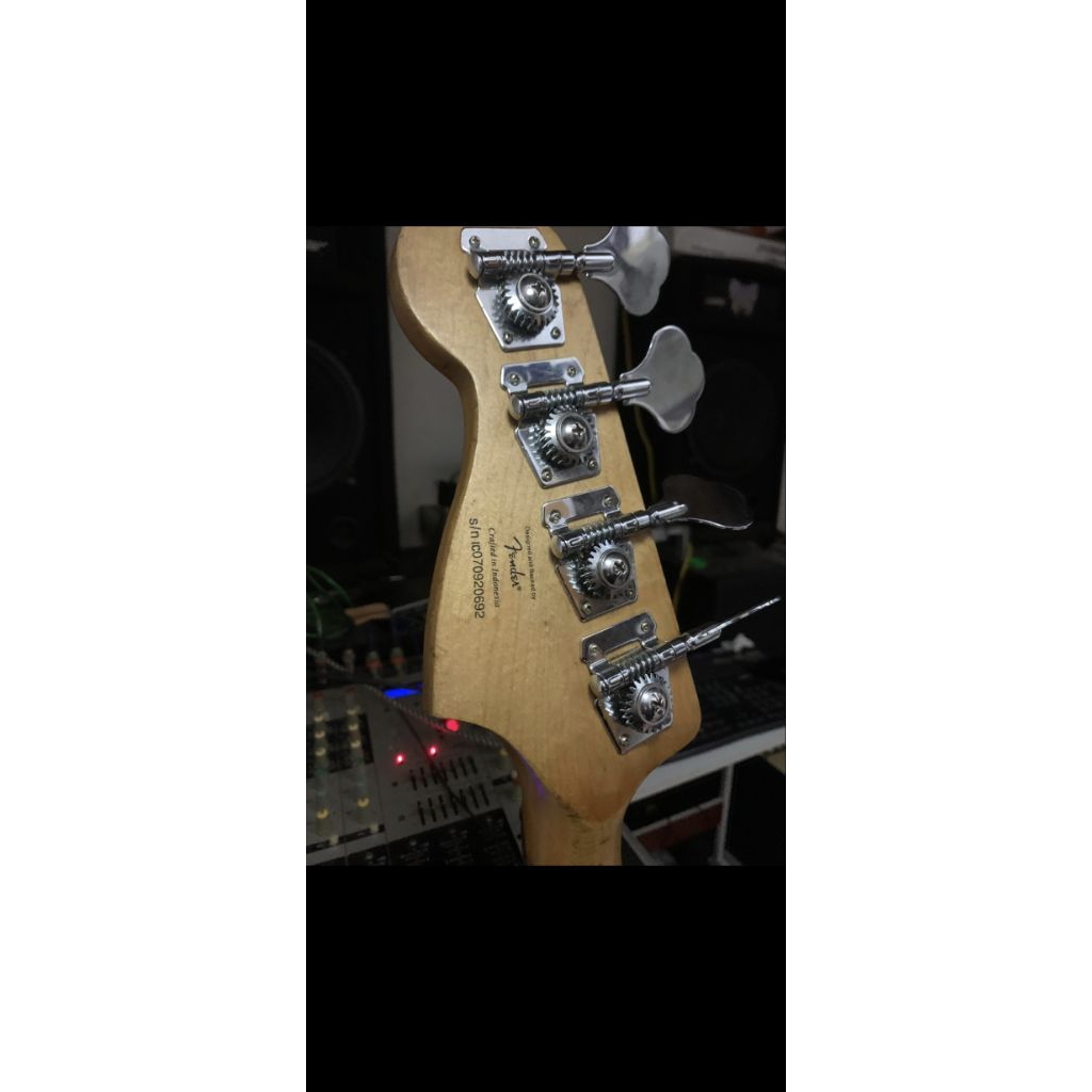 squier precision bass