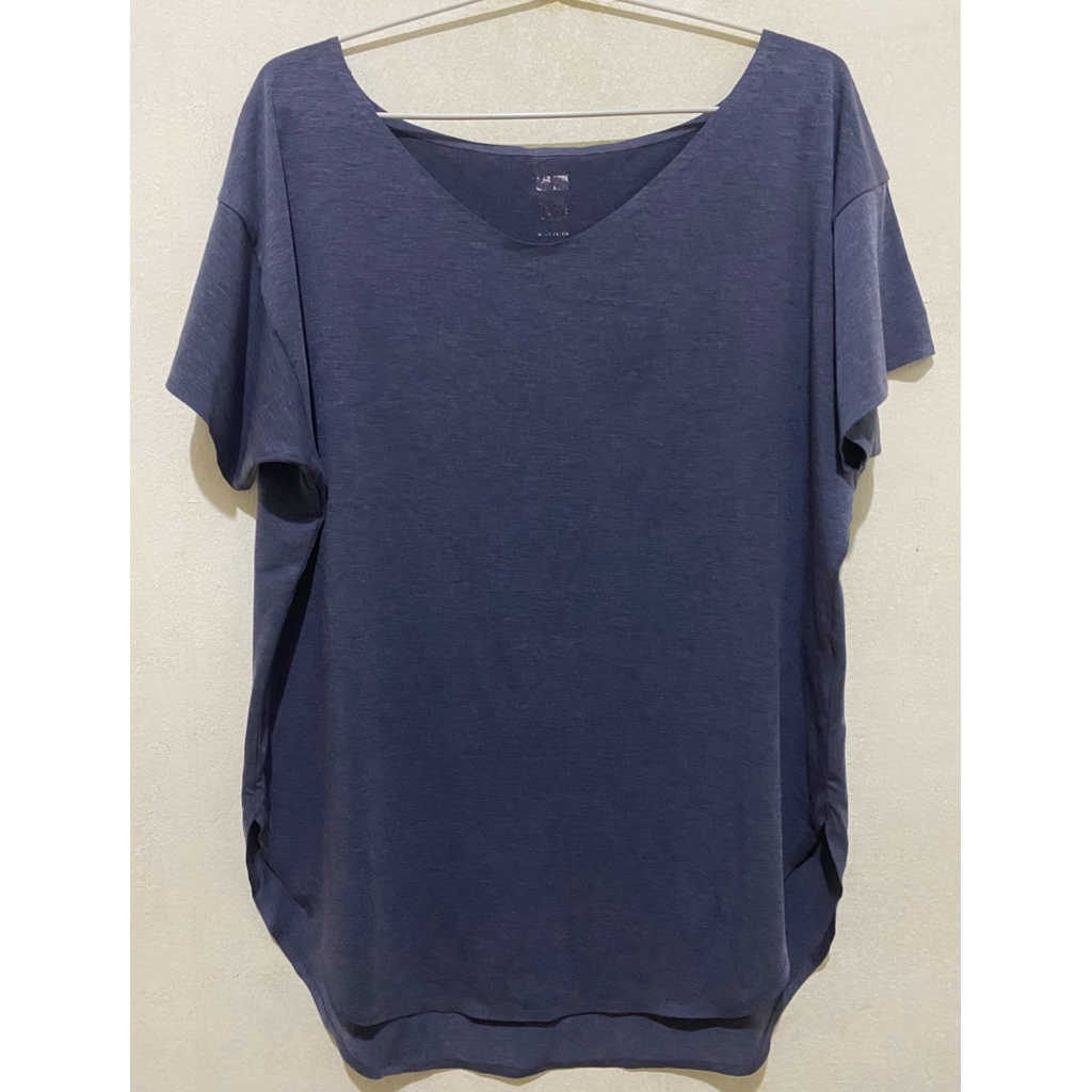 Airism Seamless VNeck Long Tahirt by Uniqlo (Store)