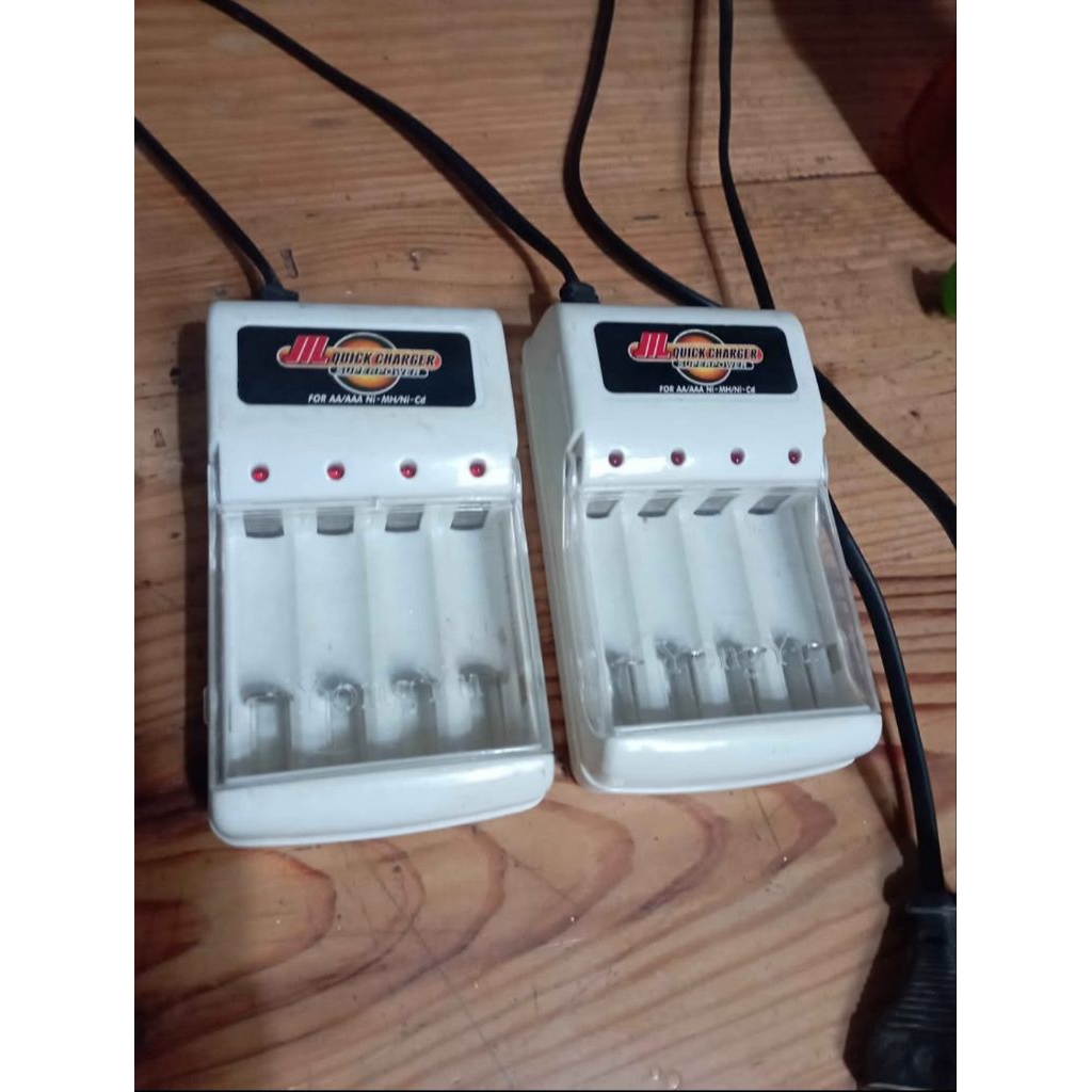 Quick Charger untuk baterai isi ulang AA dan AAA, bekas normal