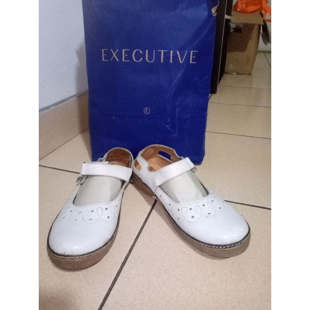 Sepatu kickers/preloved kickers/kickers bekas/kickers second/slip on kickers/sepatu putih/slip on pu