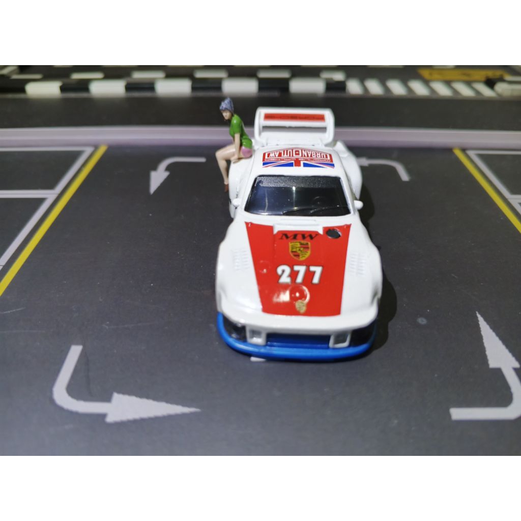 hotwheels premium loose Porsche 935 + figure.