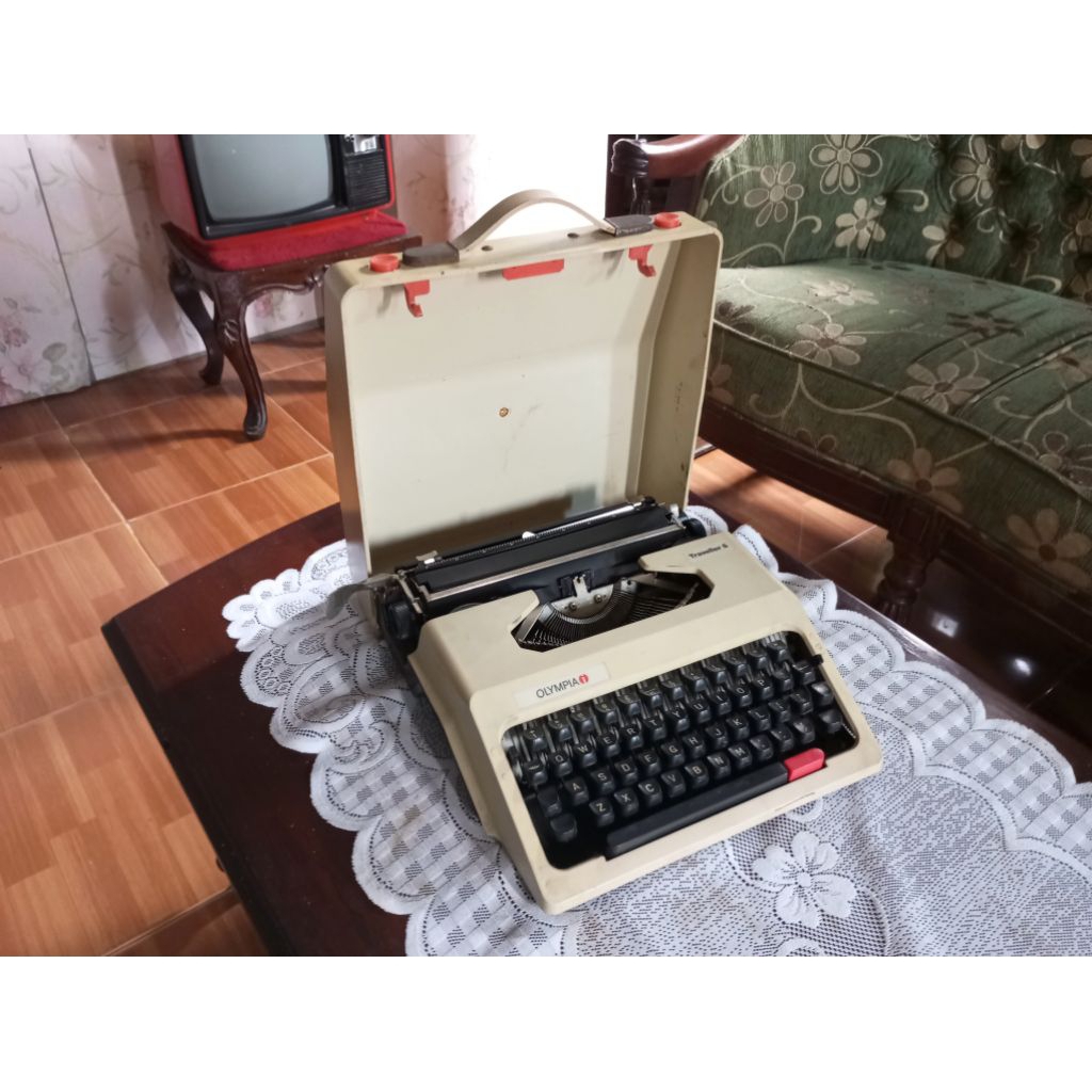 Mesin Tik Ketik Vintage Merk OLYMPIA Jadul Antik Vintage Lawas Tua Kuno Retro