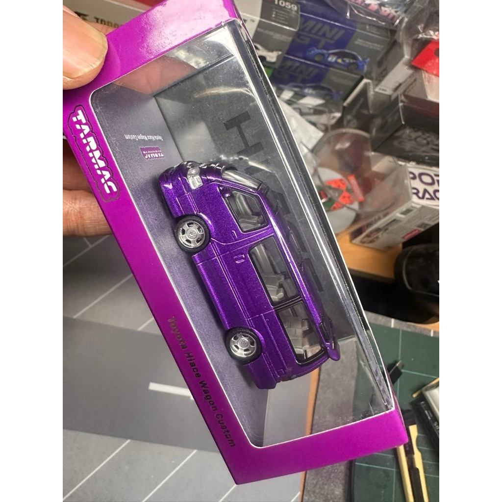 Tarmac toyota hiace wagon custom 1/64