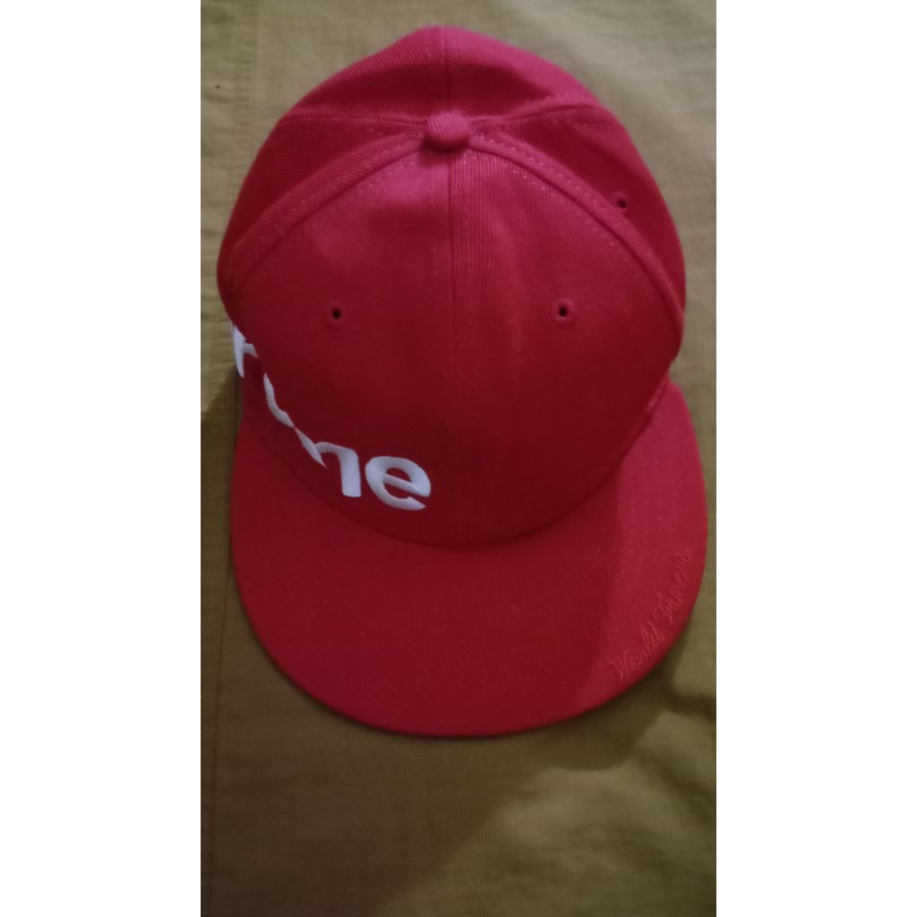 supreme colleb New era