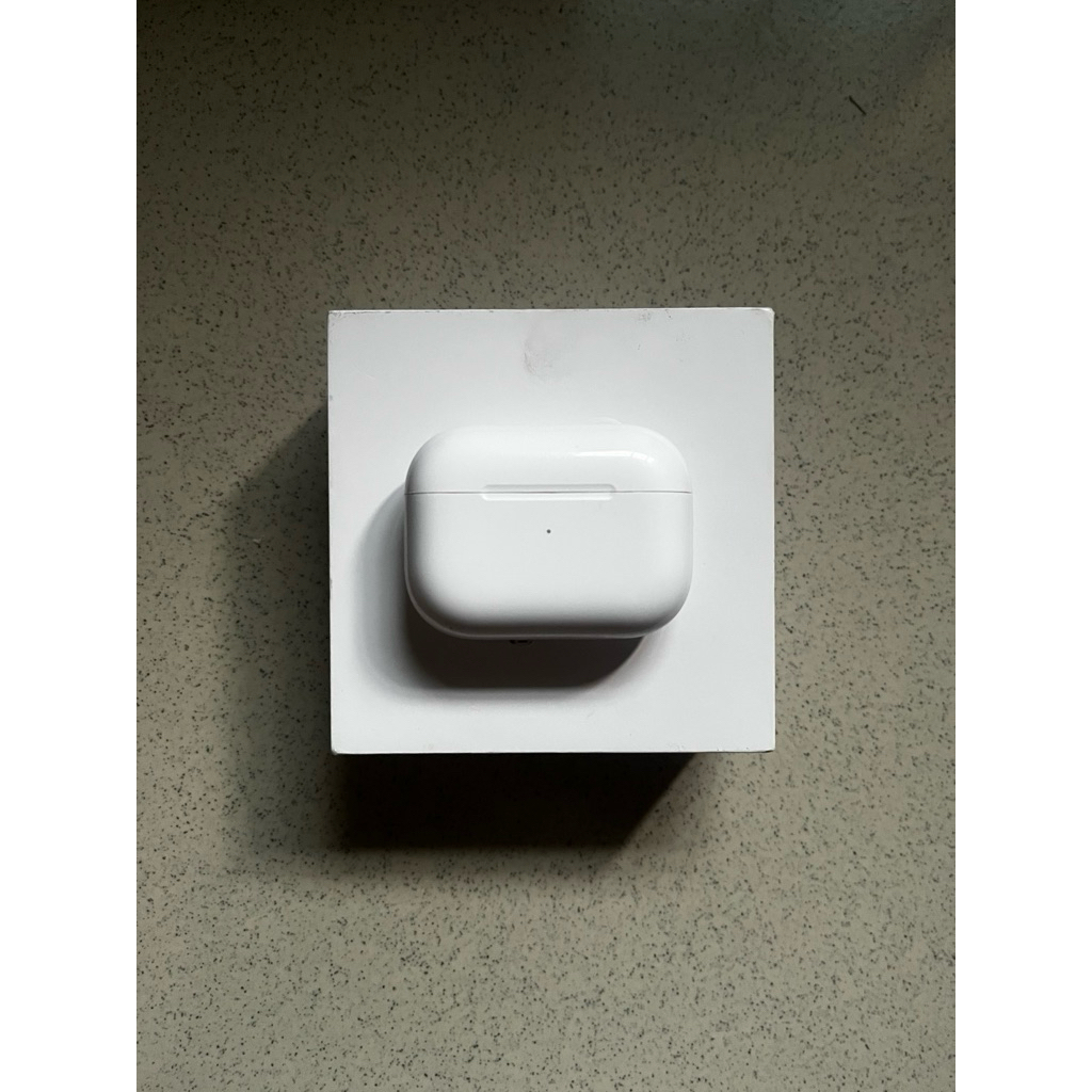 Apple AirPods Pro 2nd Gen USB-C MagSafe Charging Case BEKAS