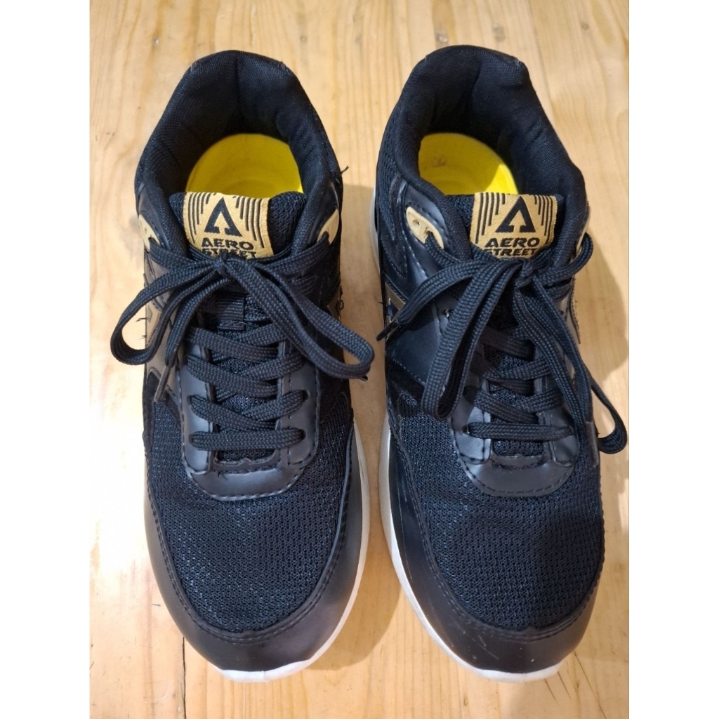 Sepatu Sneakers SMA Sekolah Anak Cowok Laki AEROSTREET OSAKA Hitam Emas Black Gold ukuran size 40 Be
