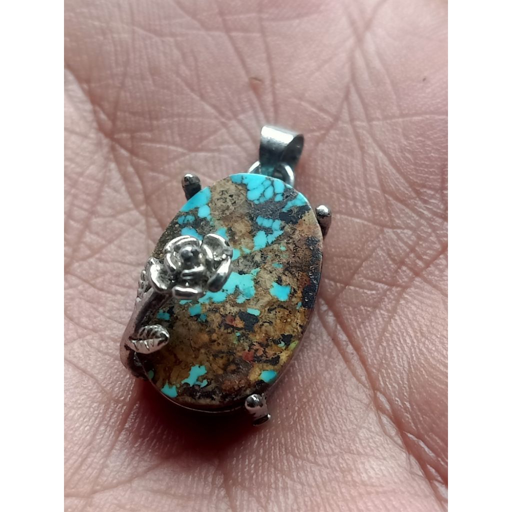 liontin batu pirus Persia