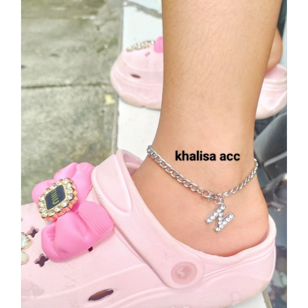 gelang kaki anak dan dewasa titanium rantai jaran silver gantungan huruf A-Z modis dan aestetik (bis