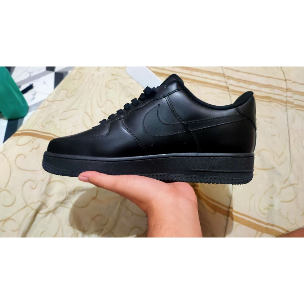 Sepatu Sneakers Nike Air Force 1 - Nyaman, Desain Elegan, Warna Hitam Putih