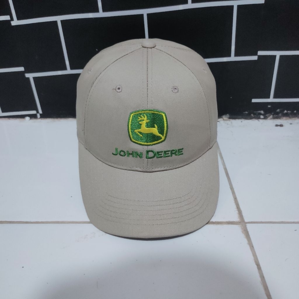 topi John Deere