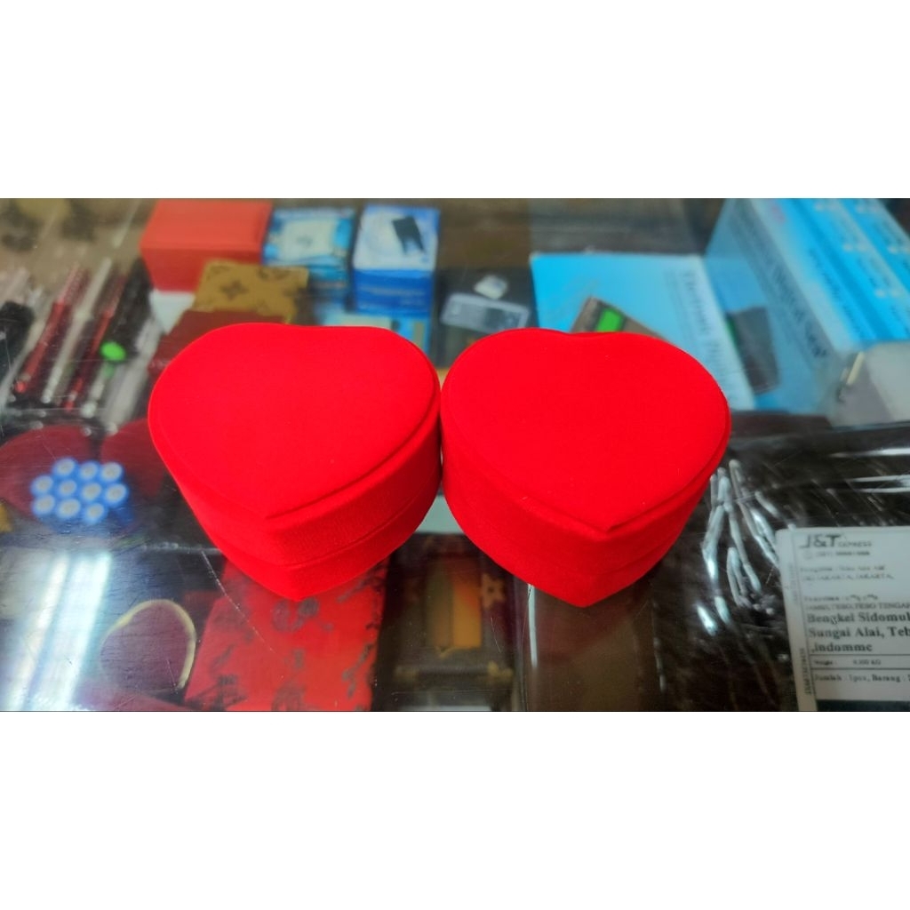 Kotak Cincin Love Beludru Merah - Wadah Perhiasan Elegant untuk Lamaran & Tunangan