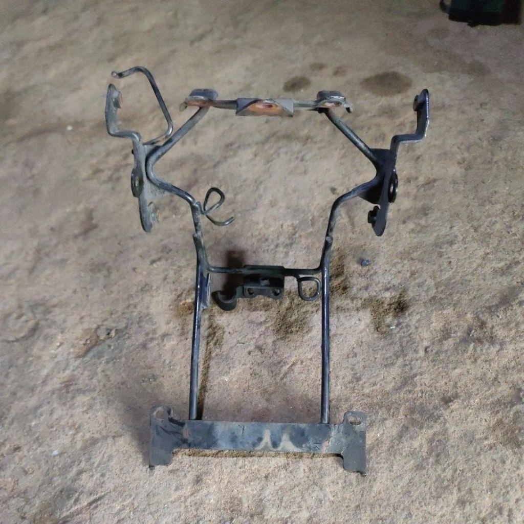Braket besi lampu depan vixion old oval