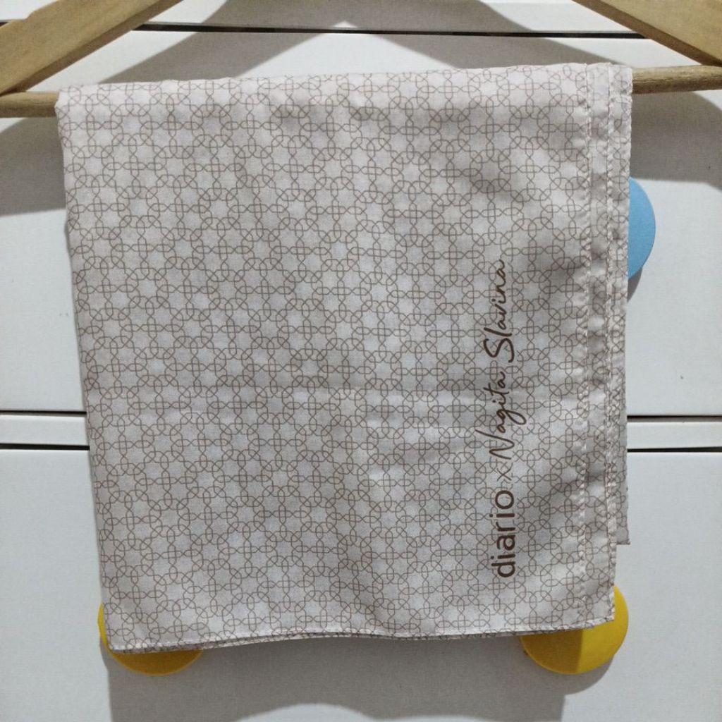 Like New Hijab Segi Empat DIARIO X NAGITA SLAVINA