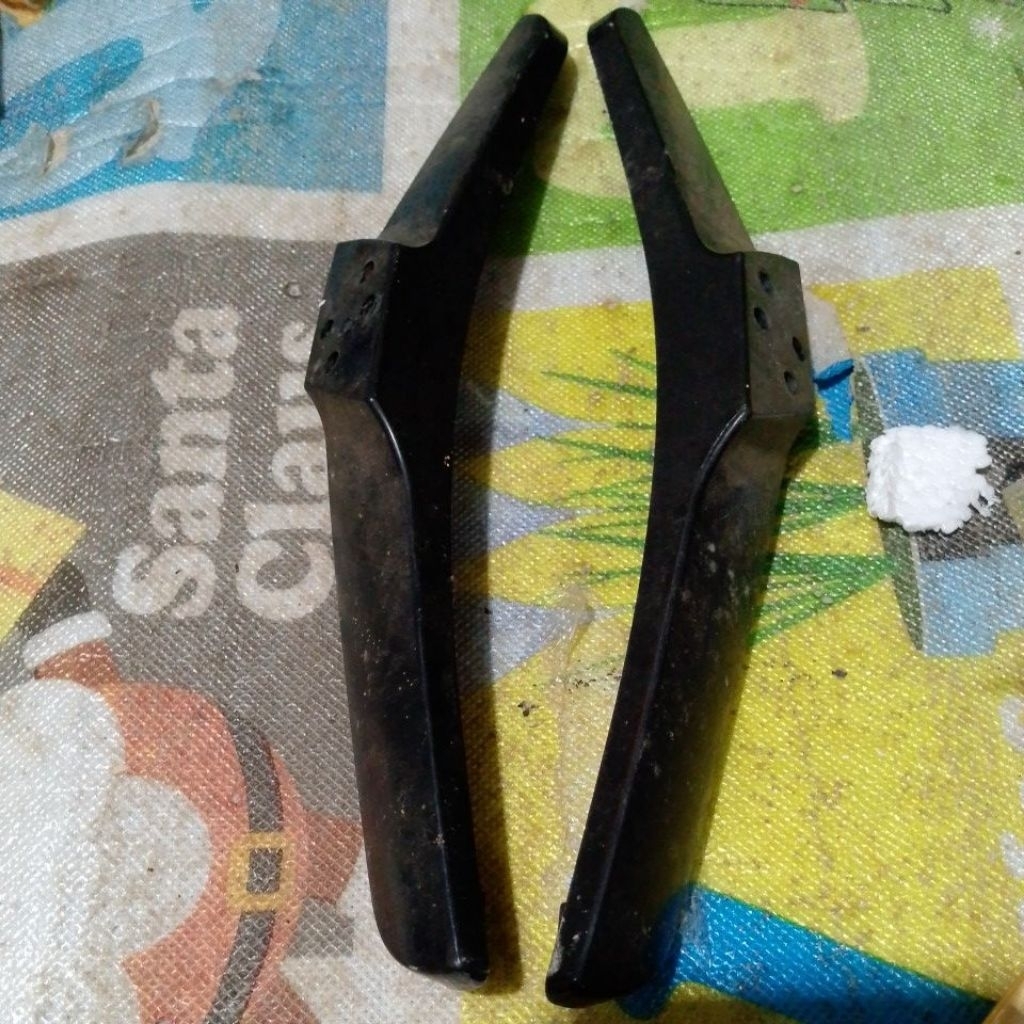 sepasang kaki tv led Akari 32