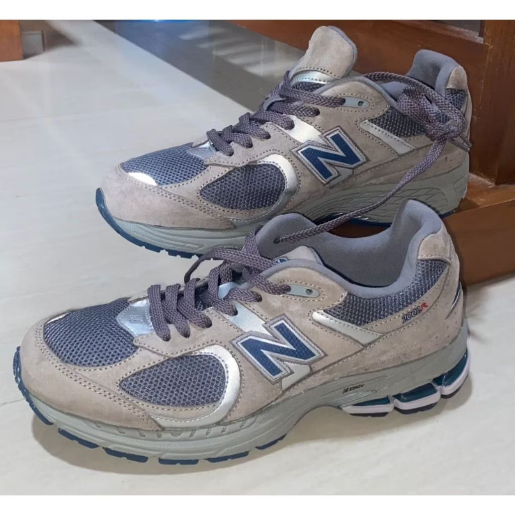 Merk New Balance 2002R sepatu second ori