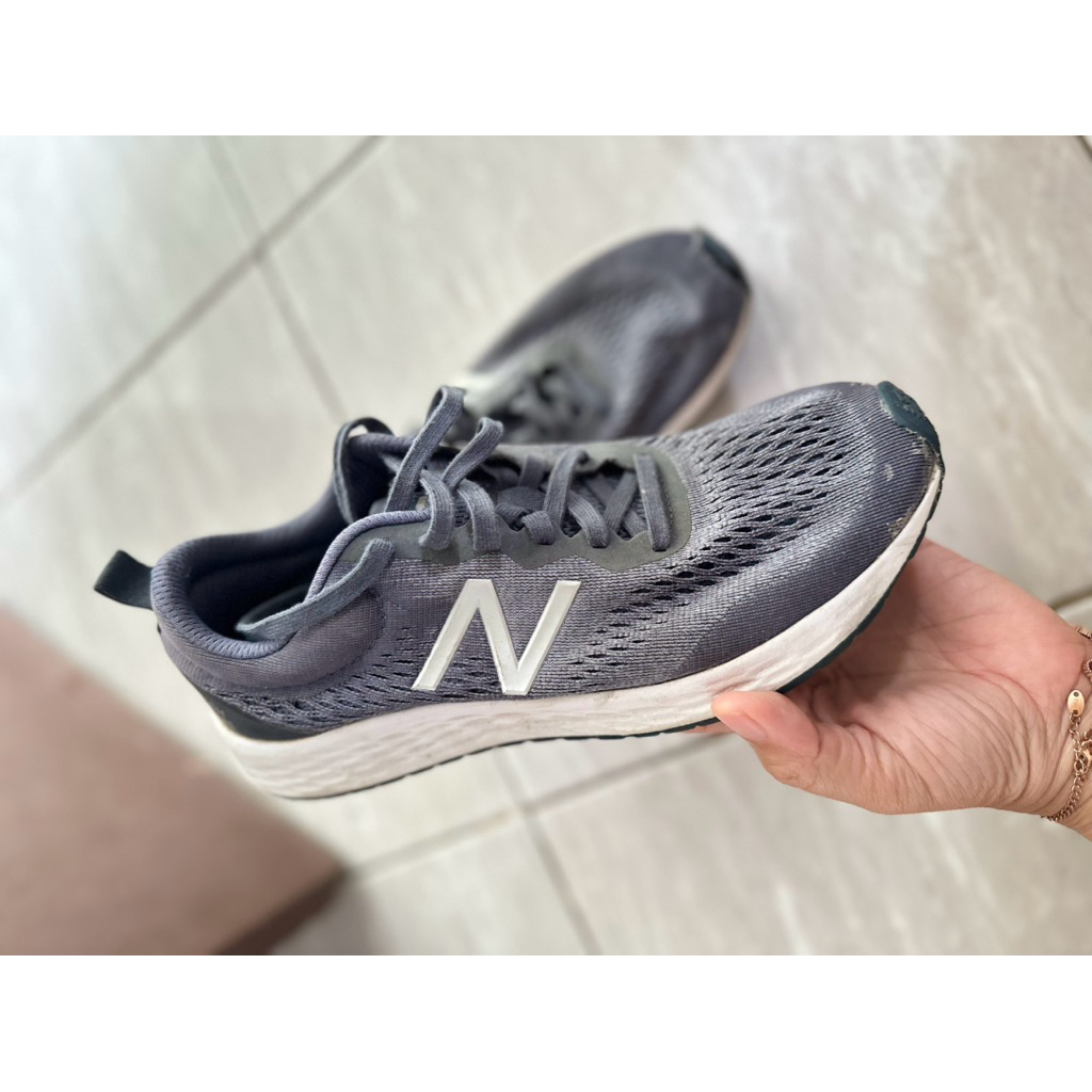sepatu nb size 40 bekas