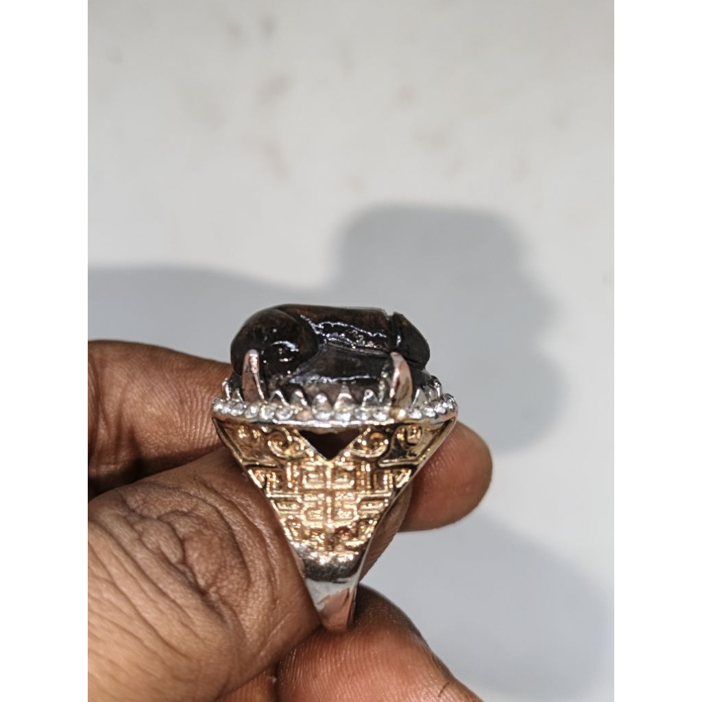 cincin batu hitam