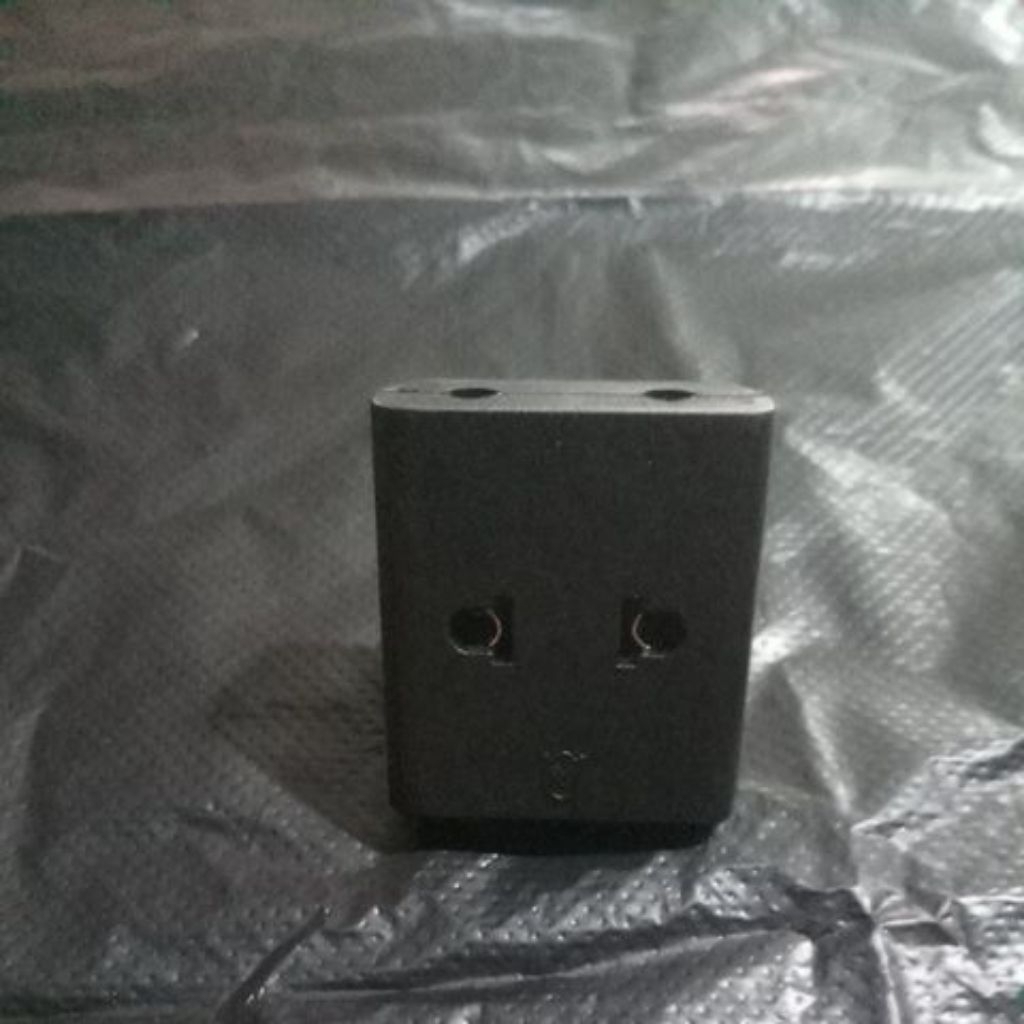 tee steker hitam voltama.