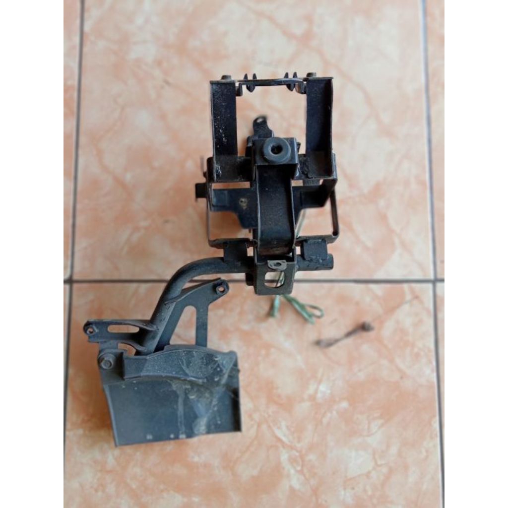 dudukan Ecu & aki honda vario 125 KZR ori second