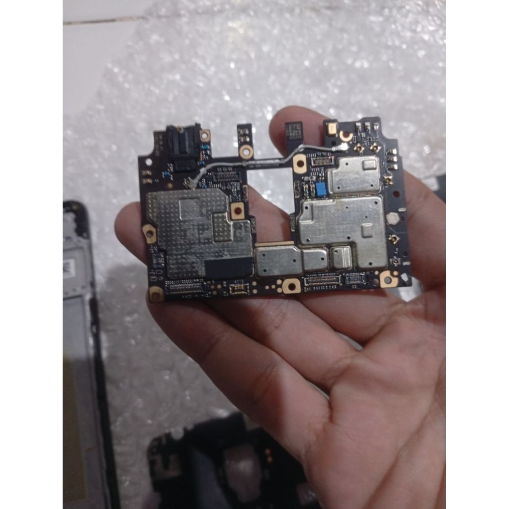 MESIN POCO F1 RAM 6GB NORMAL SIAP. PAKAI PERAWAN BONUS POLA/PIN