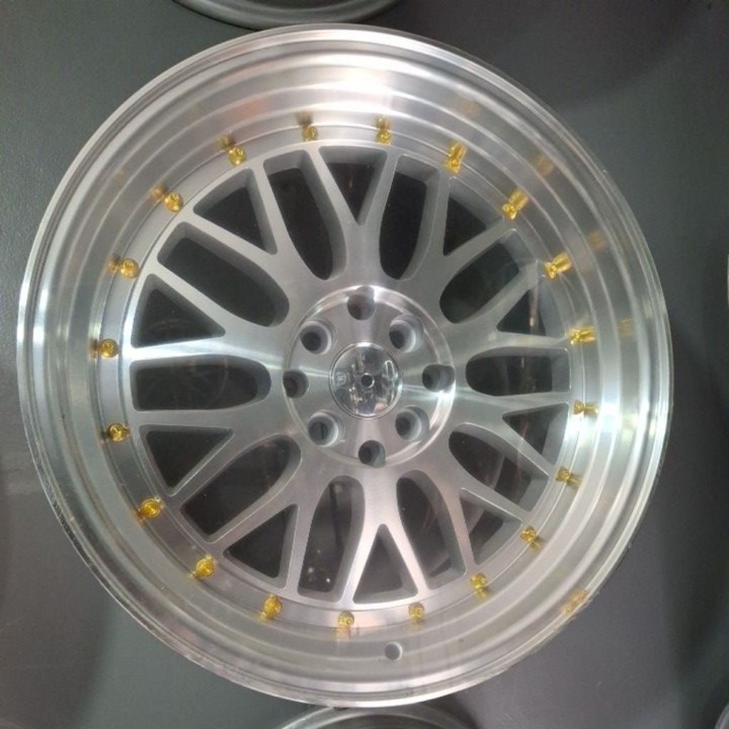 Velg Baru BBS LM R17 pcd 4x100/114.3 et 37/30 Lebar 8.5/9.5 in