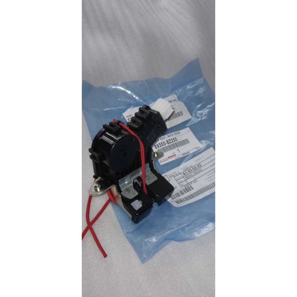 door lock pintu bagasi belakang avanza,veloz,raize 2021-2025 original 69350-bz250