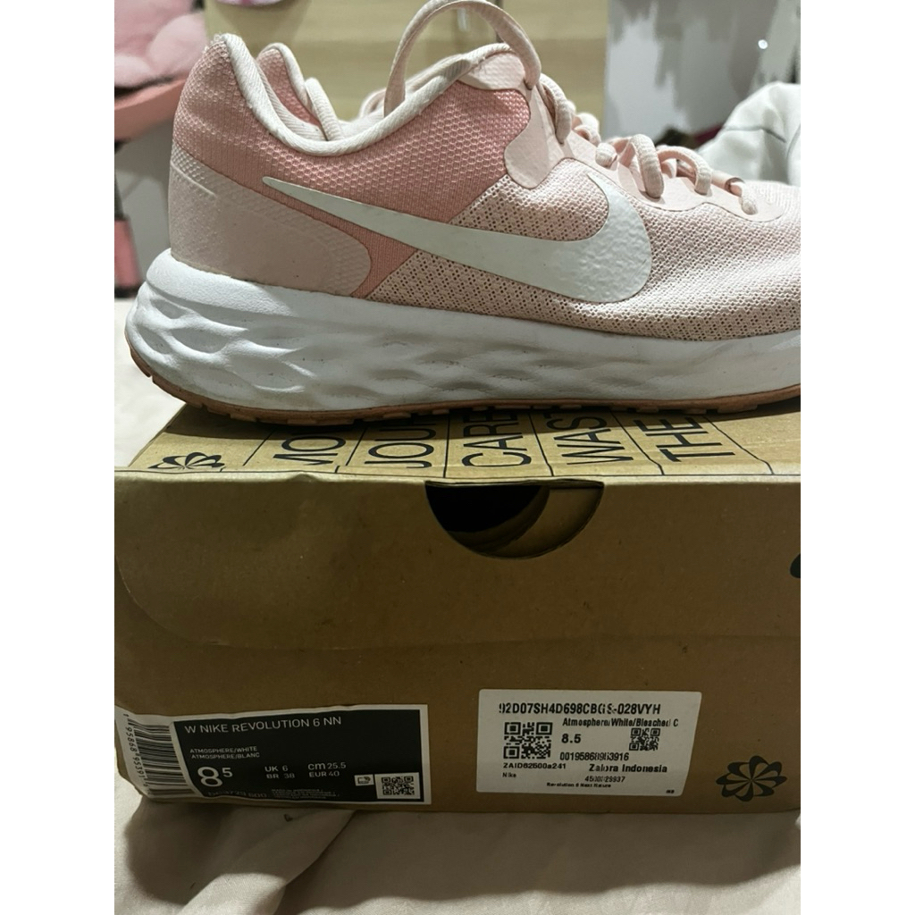 Preloved Sepatu Nike Revolution 6
