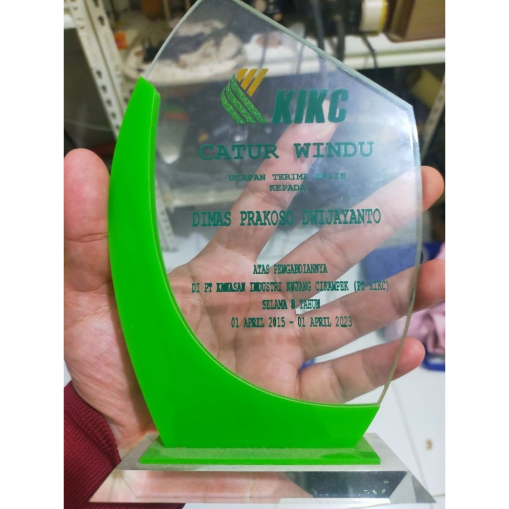 piagam akrilik custom