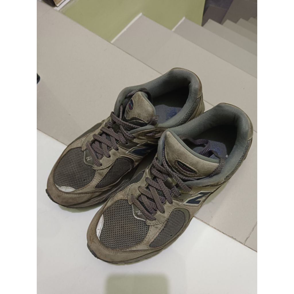 sepatu second new balance 2002r
