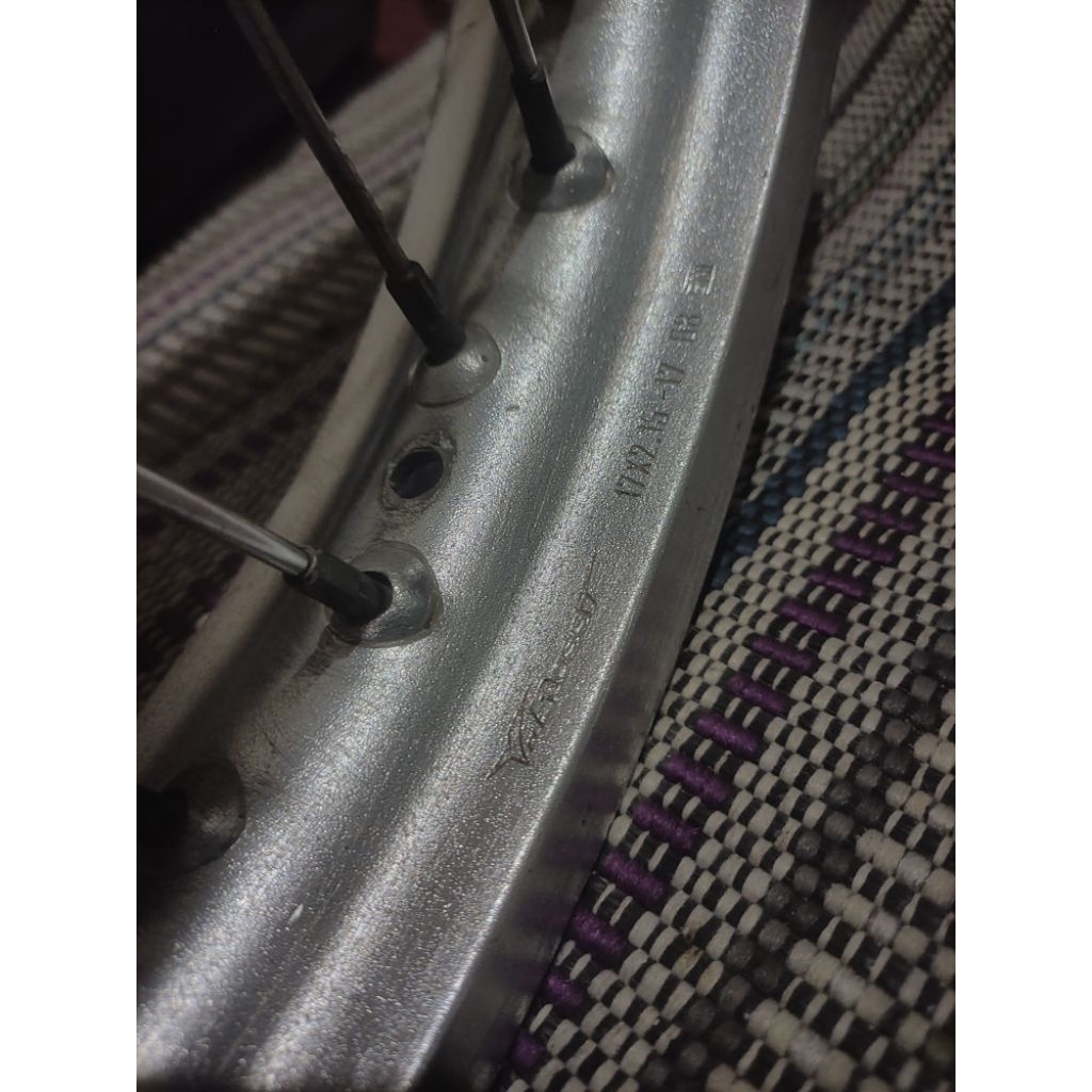 velk V Rossi tapak lebar ring 17 Verza