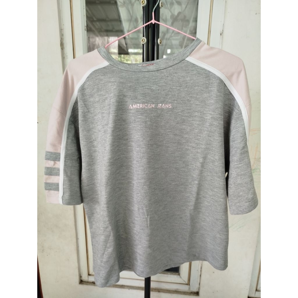 Preloved Kaos Wanita The Executive dan Nevada