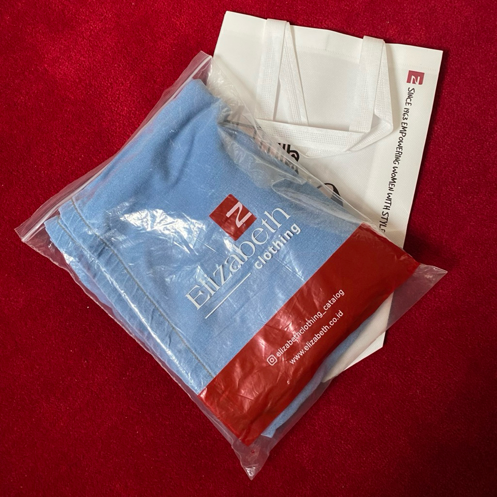 Elizabeth Jeans 0559-3204 | Jerrson grey glasses by Blue Elephant x Mark Lee NCT | Clothing Celana P