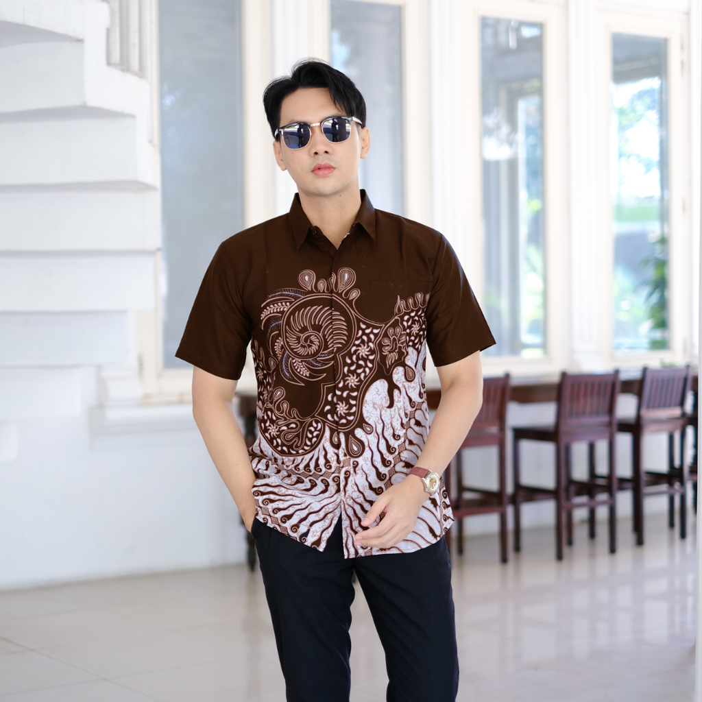 Batik Rayyanka Motif Notonegoro Mahogany Kemeja Batik Pria Lengan Pendek Warna Mahogany