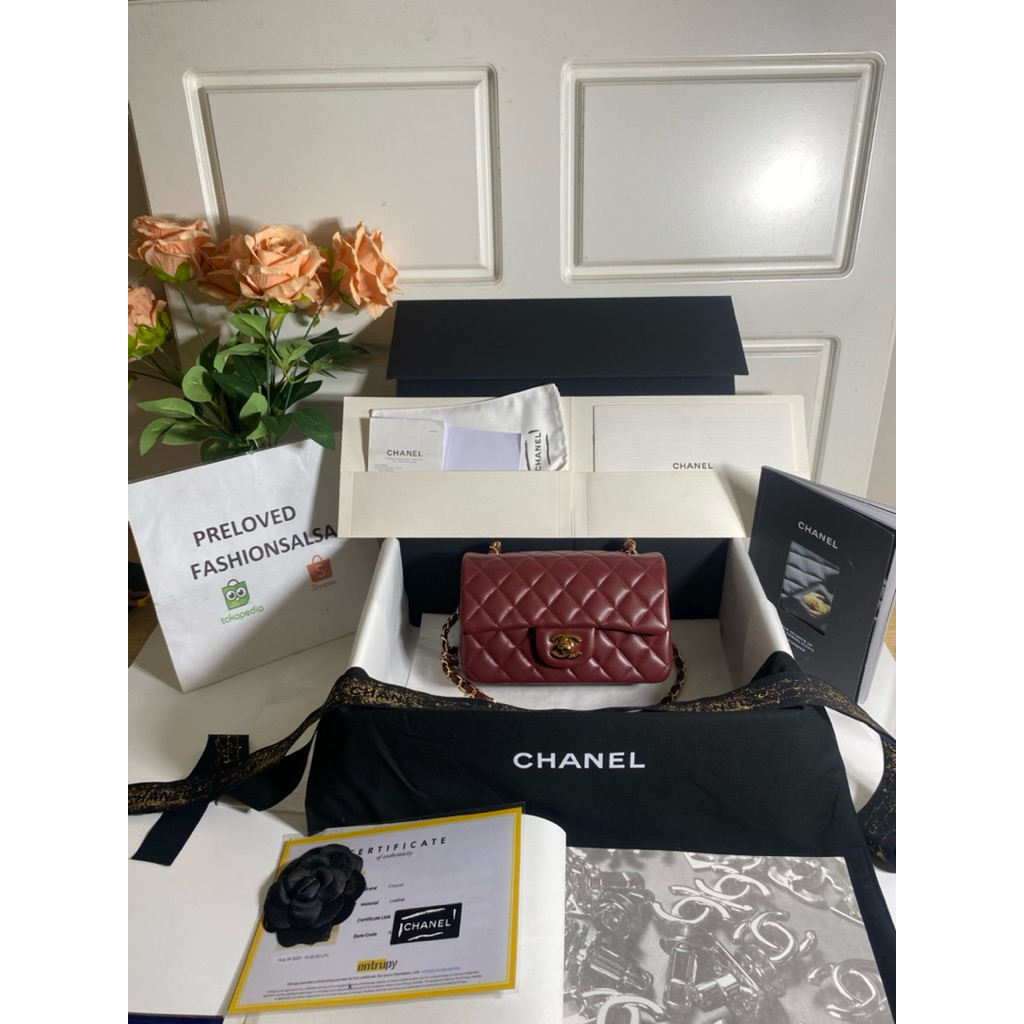 prel*ved 2023 Chanel mini classic handbag lambskin White GHW authentic