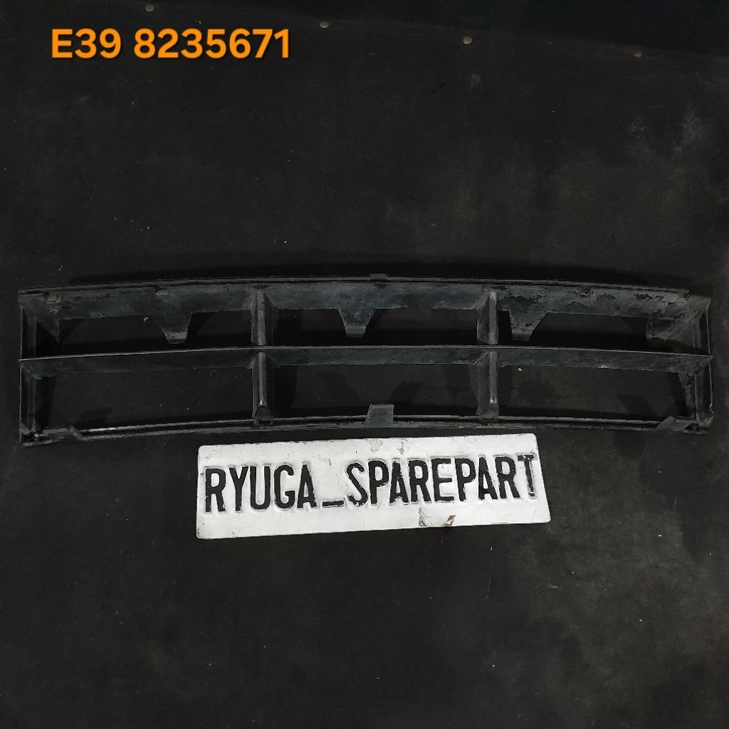 Kisi Grill Bumper Depan Tengah Original BMW E39 8235671