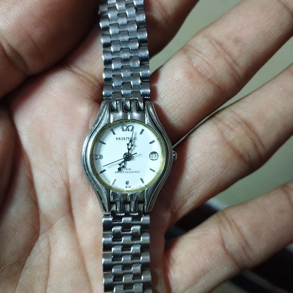 jam tangan wanita bermerek Mirage dengan ketahanan air 3 ATM. 