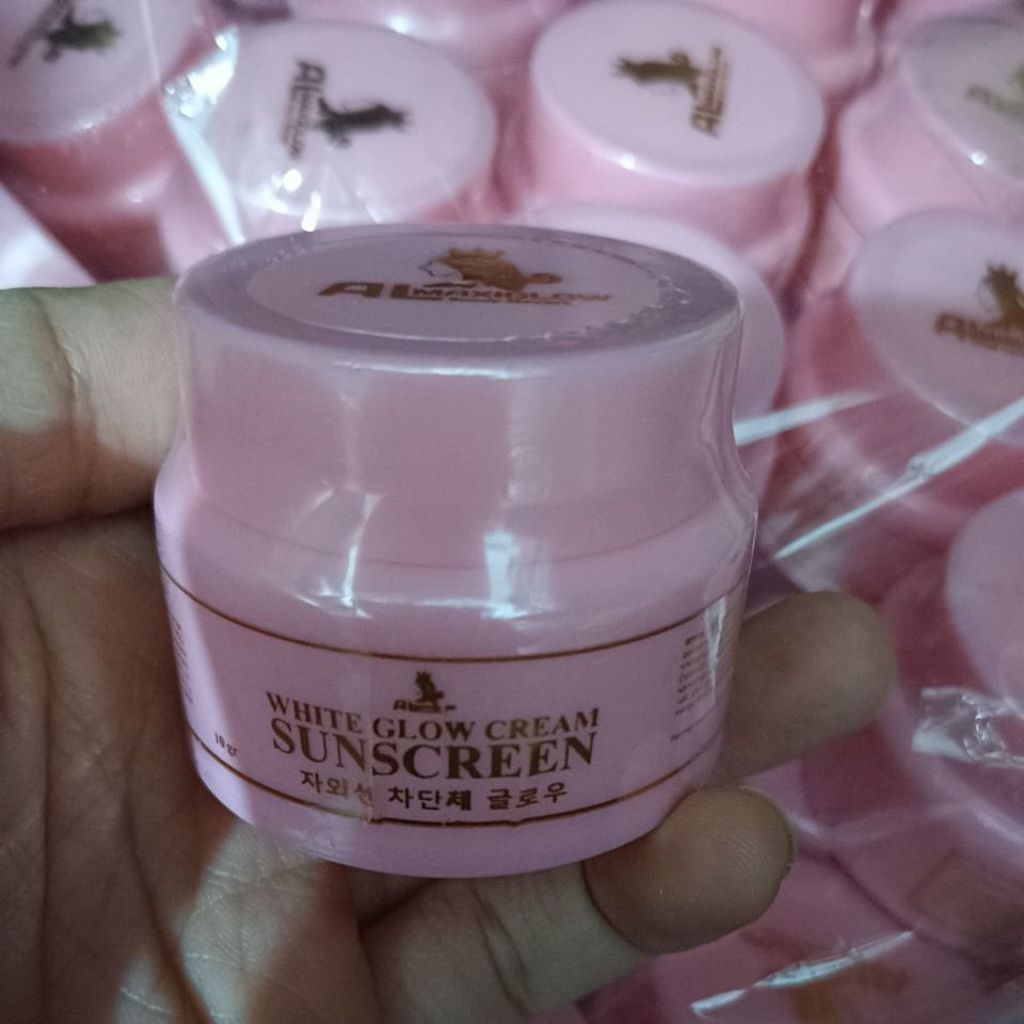 Sunscreen  sunblok 10 pot krem pelindung sinar matahari uv / cream siang glowing sunscreen / cream a