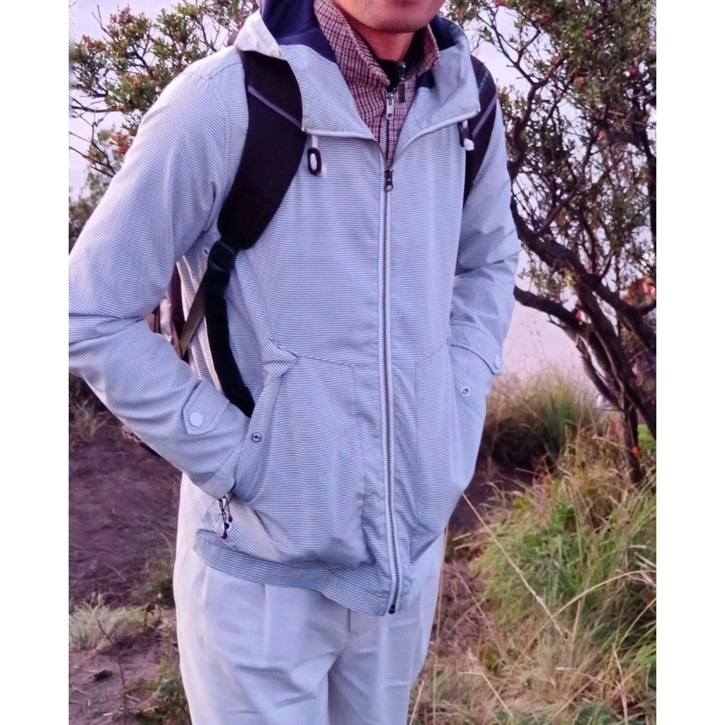 jaket parasut GU by Uniqlo