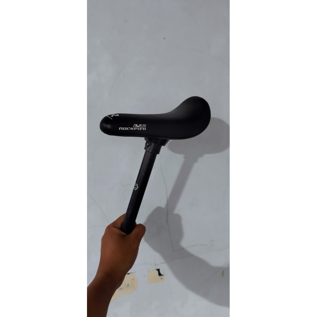 Sadel Rockfish dan seatpost Carnos (preloved)