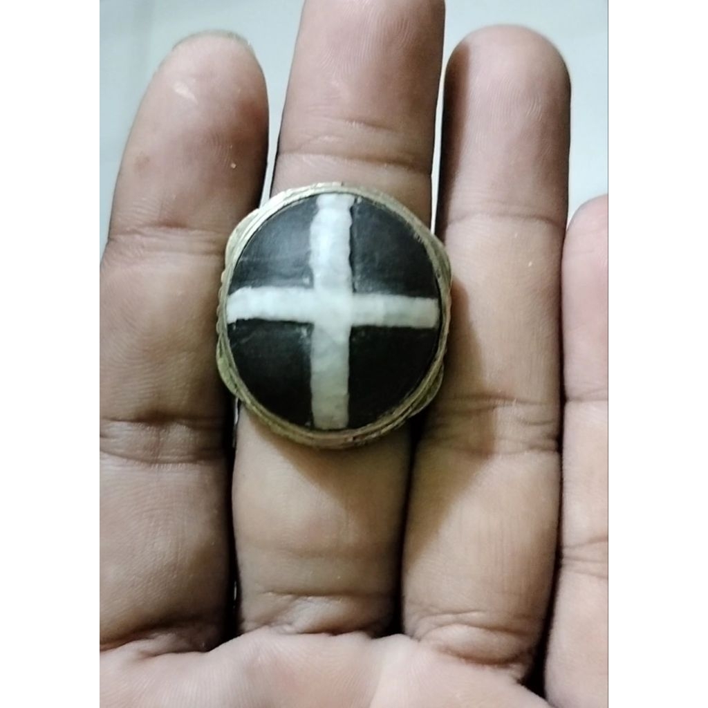 Batu Tapak Jalak Tali Putih Timbul