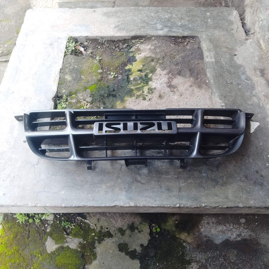 Grille Grill Isuzu Panther kapsul original bekas copotan second