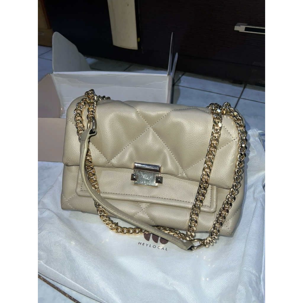 PRELOVED TAS HEY LOCAL.ID