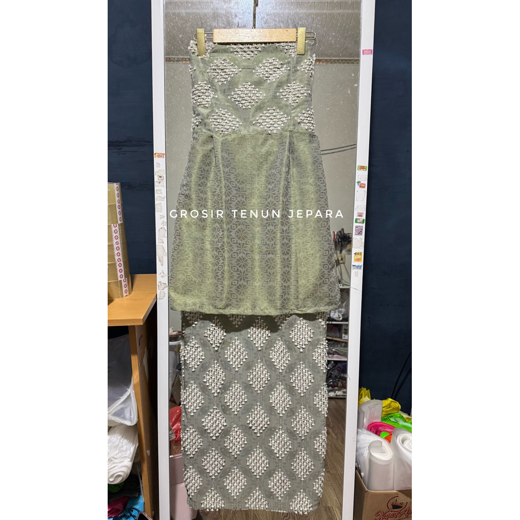 SET KEBAYA KUTUNG DAN ROK SPAN BELAHAN BELAKANG