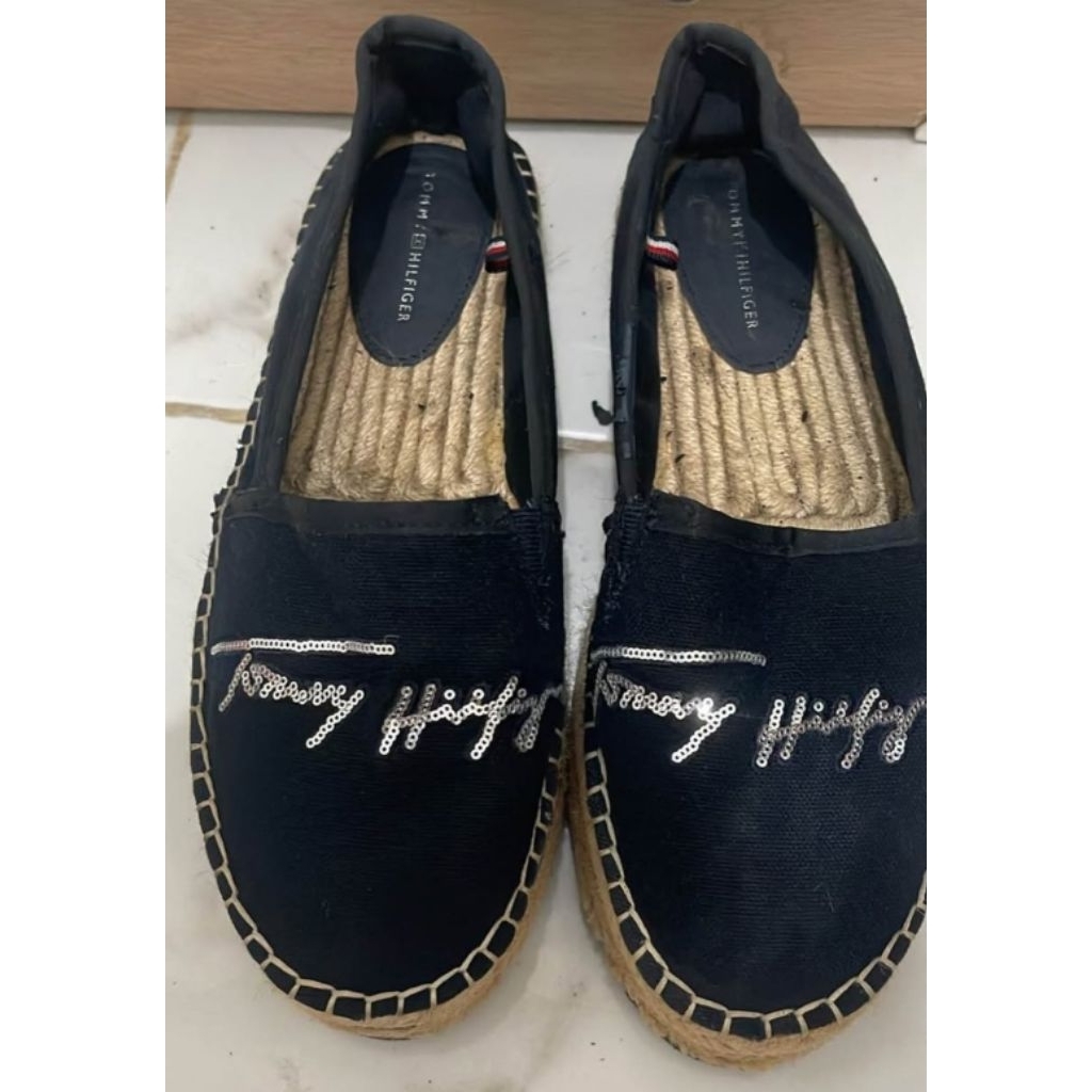 SEPATU WANITA TOMMY