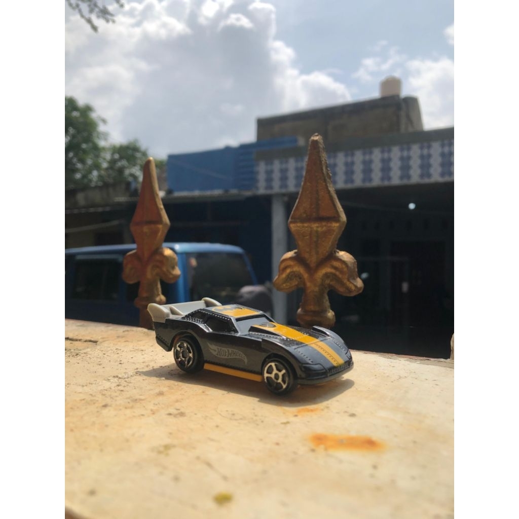 Hot Wheels Speed Racer Edition – Muscle Car Hitam Kuning Elegan