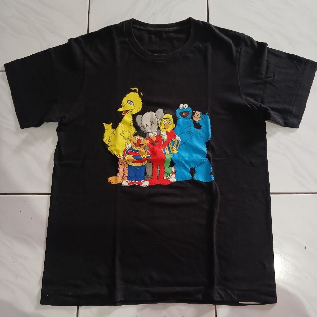 Kaos Uniqlo Kaws X Sesame Street