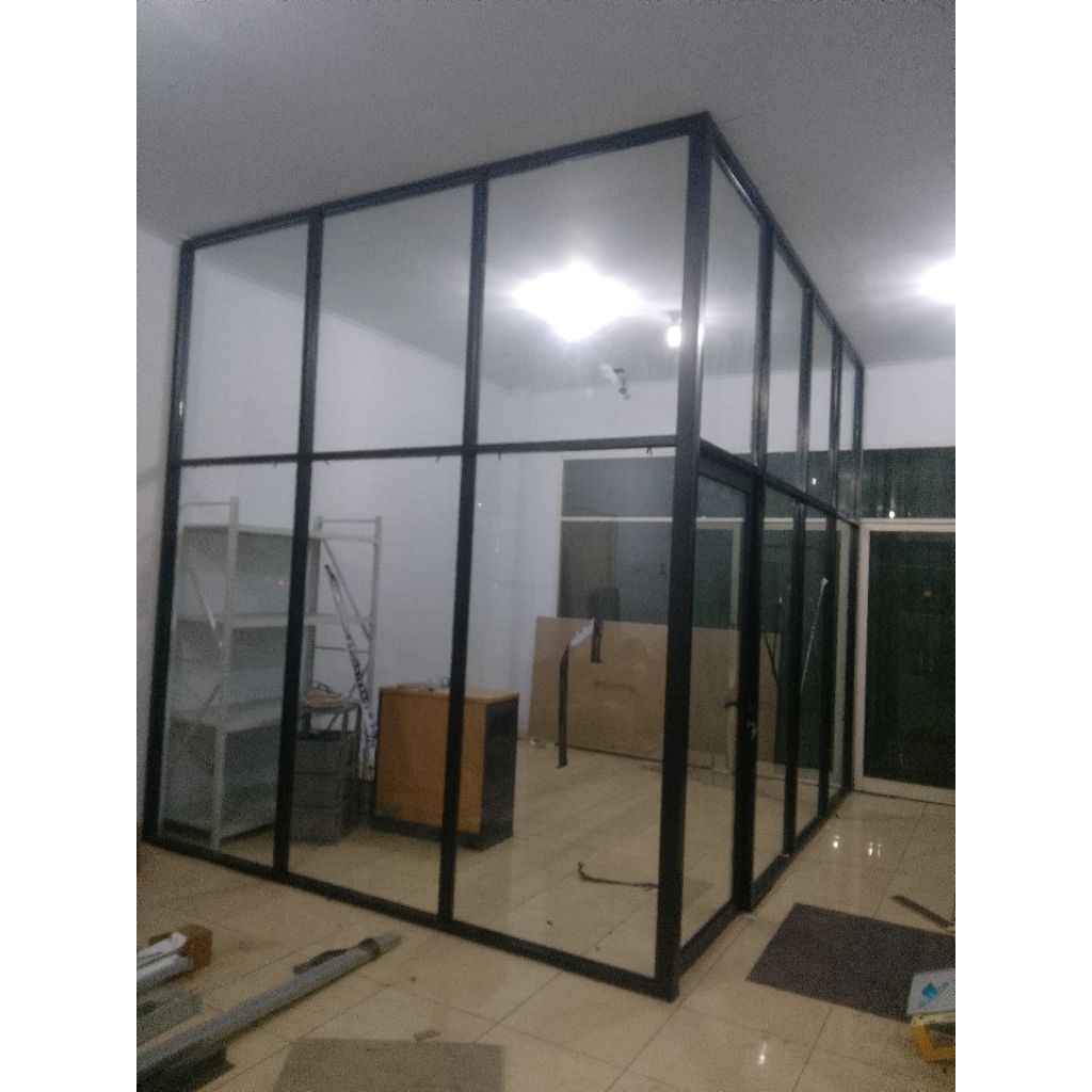 Pembatas Ruangan Sekat ruangan kaca dan Pintu Alumunium