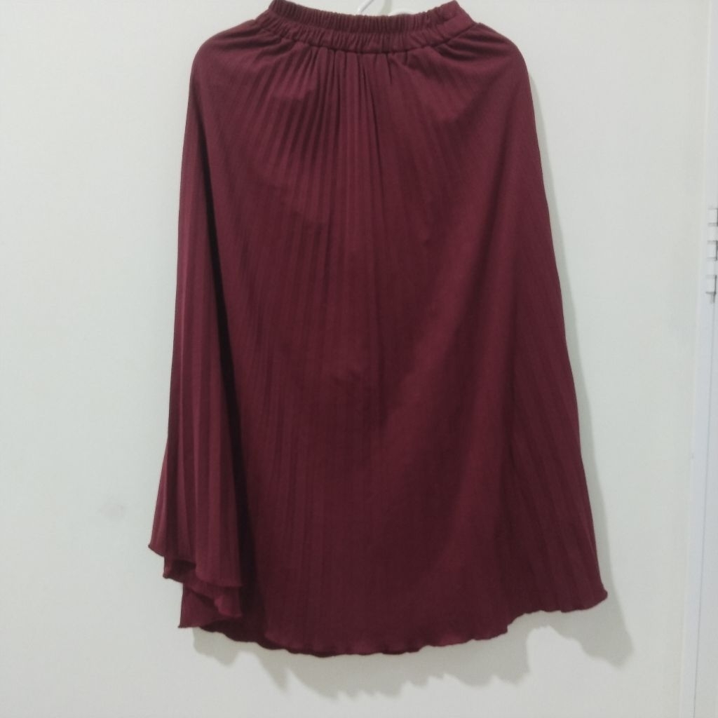 Preloved Bekas Second Rok Midi Plisket Merah Marun | Maroon Midi Skirt Aesthetic