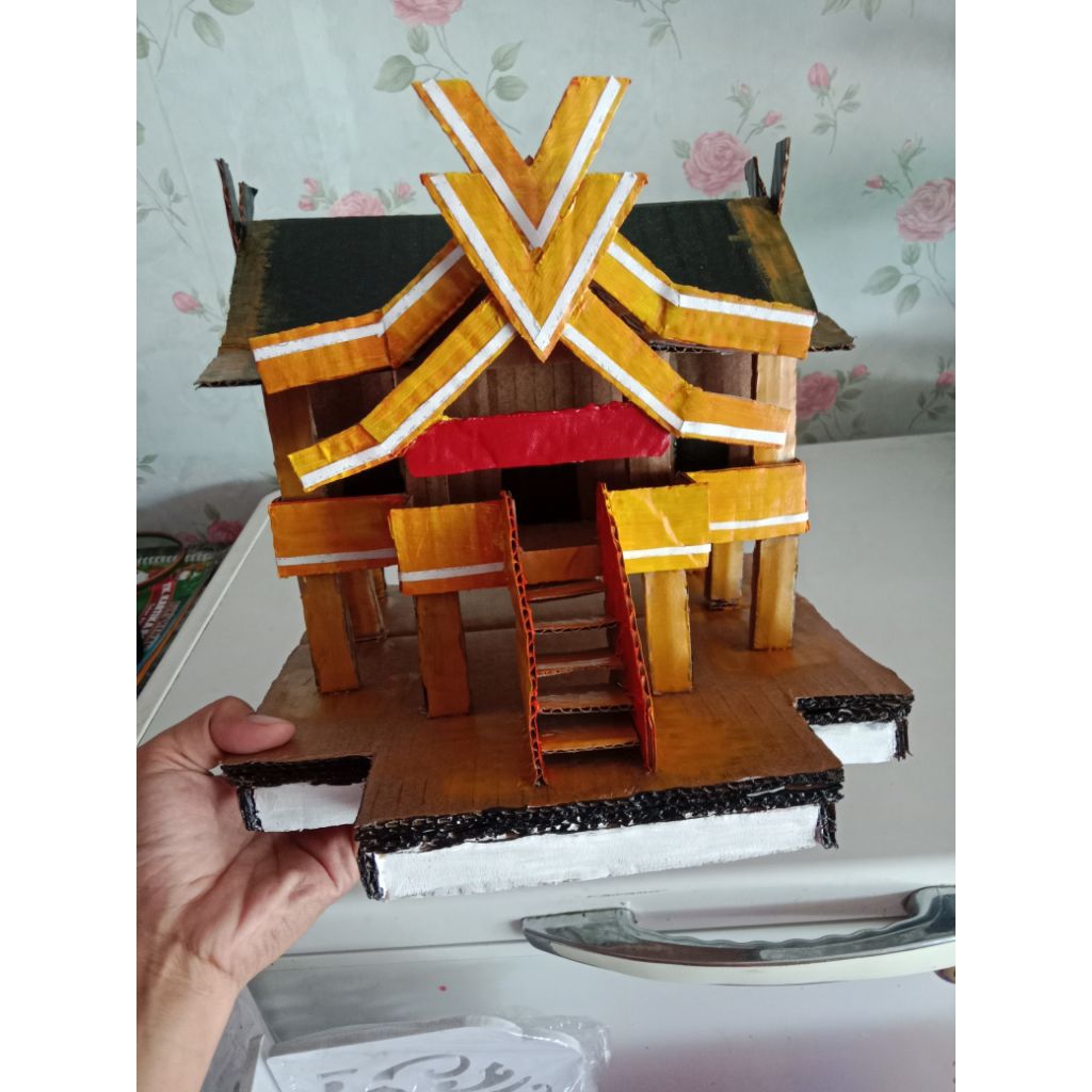 miniatur rumah adat dari kardus
