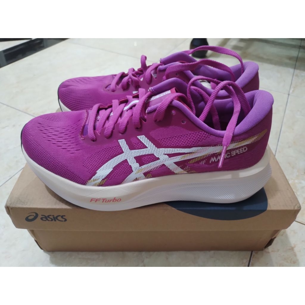 Sepatu wanita asics